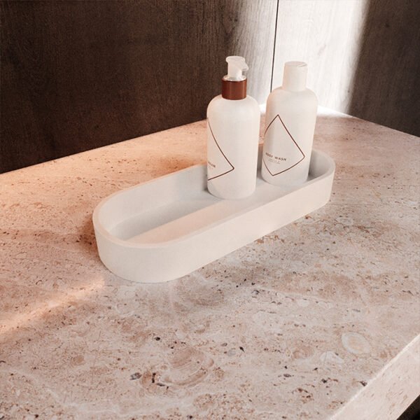 "Bandeja de Corian minimalista en ambiente de baño elegante"