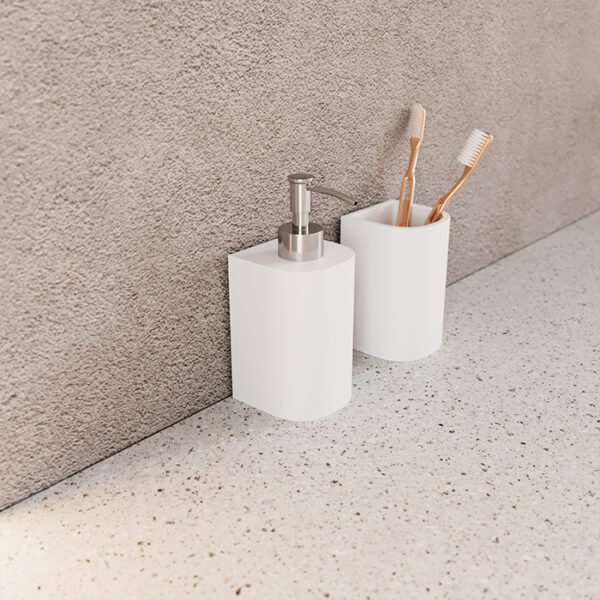 "Accesorios de baño de Corian en baño elegante"