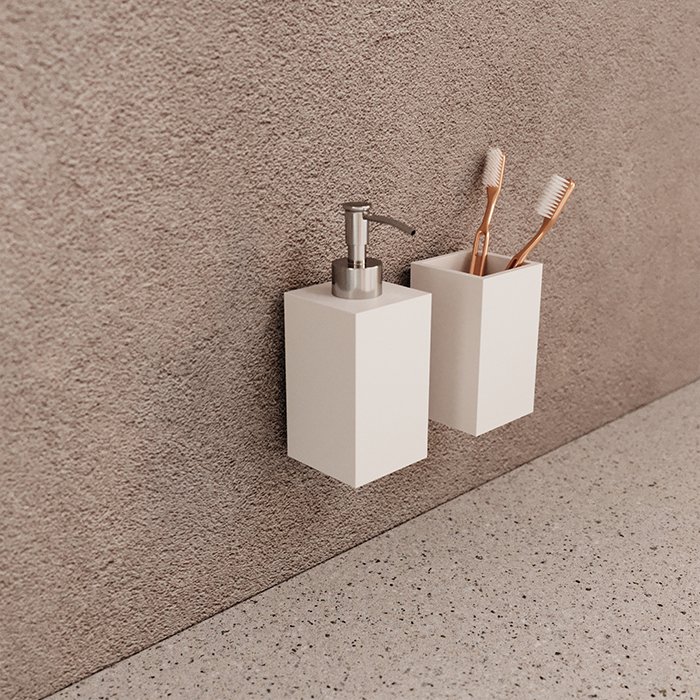 "Accesorios de baño de Corian en baño elegante"