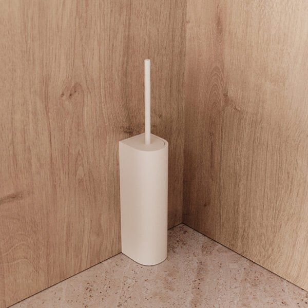 "Escobillero de baño de Corian en baño elegante"