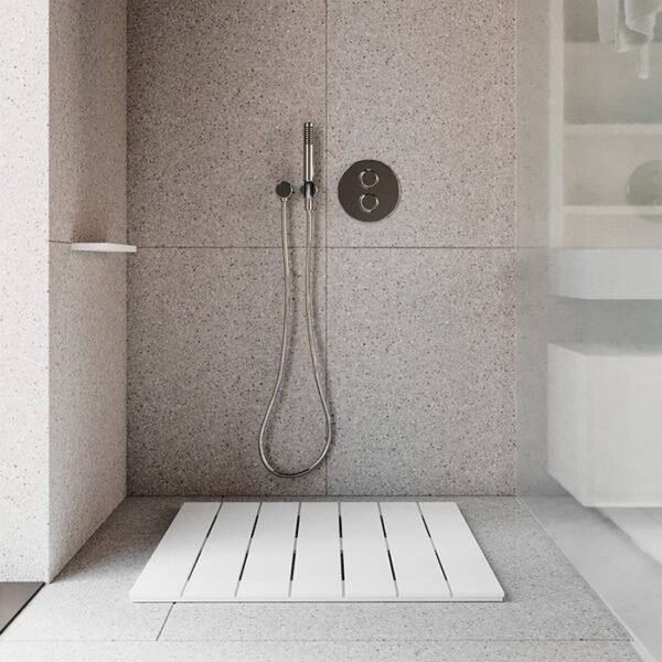 "Tarima de ducha de Corian elegante en baño moderno"