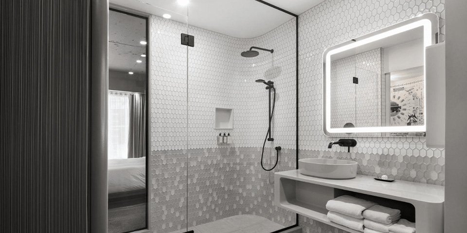 Baño de hotel en Solid Surface blanco