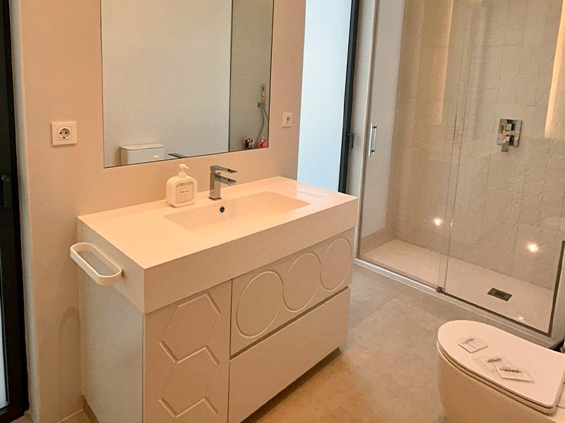 Mueble de baño con lavabo de Corian de Solid Creaciones instalado, foto real de clienta