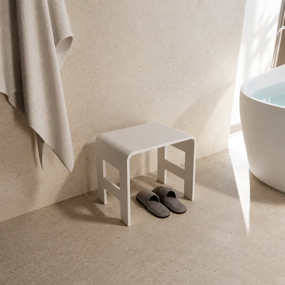Banqueta de baño ligera baja (35 cm) de Solid Surface (Corian®) blanco mate en un baño