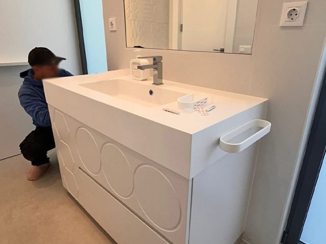 Instalacion de mueble de bano en Corian de Solid Creaciones, foto real de clienta