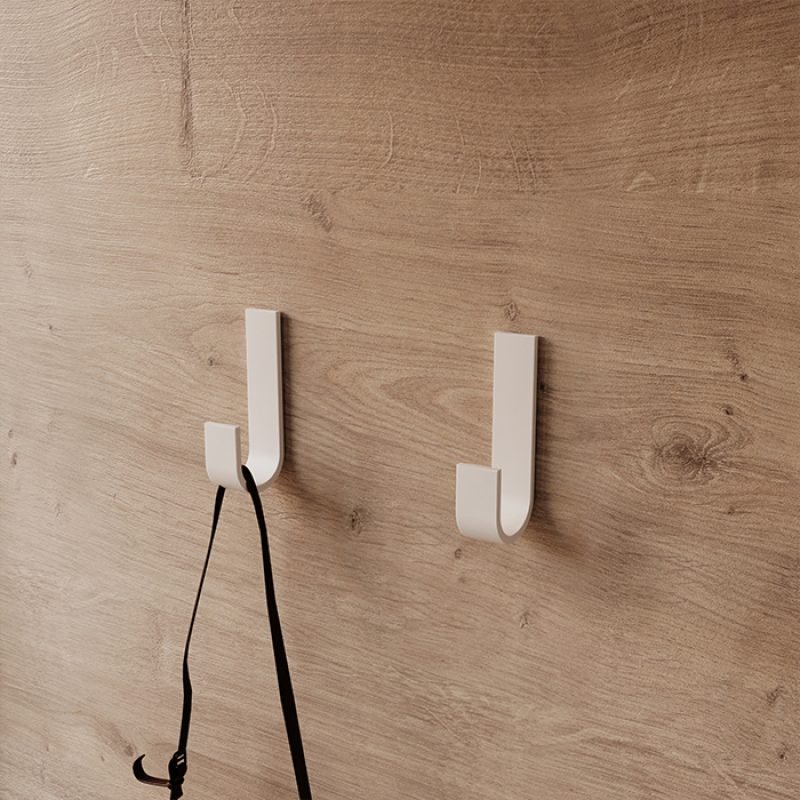 "Dos perchas de baño de Corian en baño elegante"