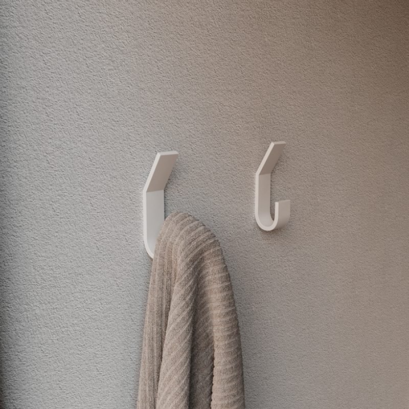 "Dos perchas de baño de Corian en baño elegante"