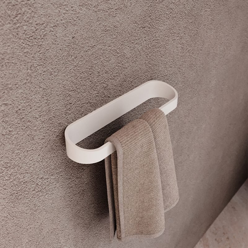 "Toallero en solid surface moderno y elegante"